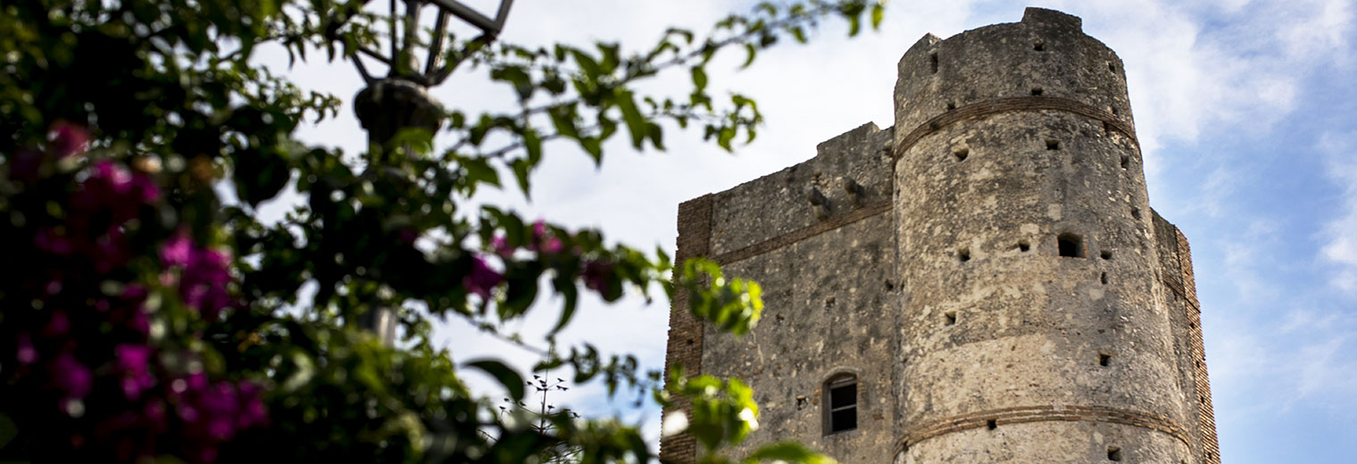 Der normannische Turm von Gioiosa Marina