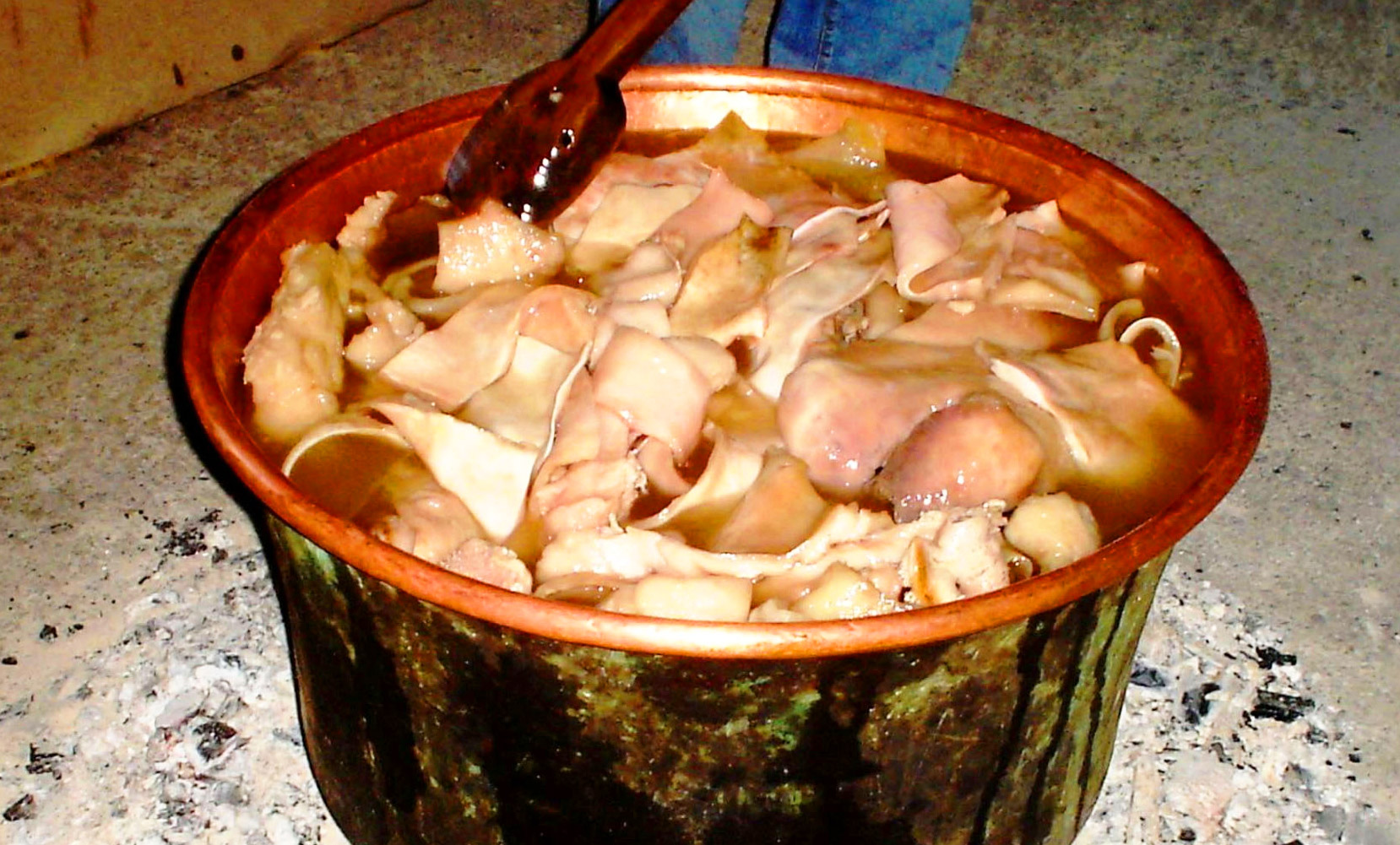 Friitole, der Schatz des Schweins- by Gino Larosa - http://it.wikipedia.org/wiki/File:Mammola_-_Frittole_nella_Cardara.JPG, CC BY-SA 2.5, https://commons.wikimedia.org/w/index.php?curid=8692896