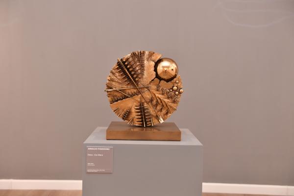 Arnaldo Pomodoro  - disco con sfera